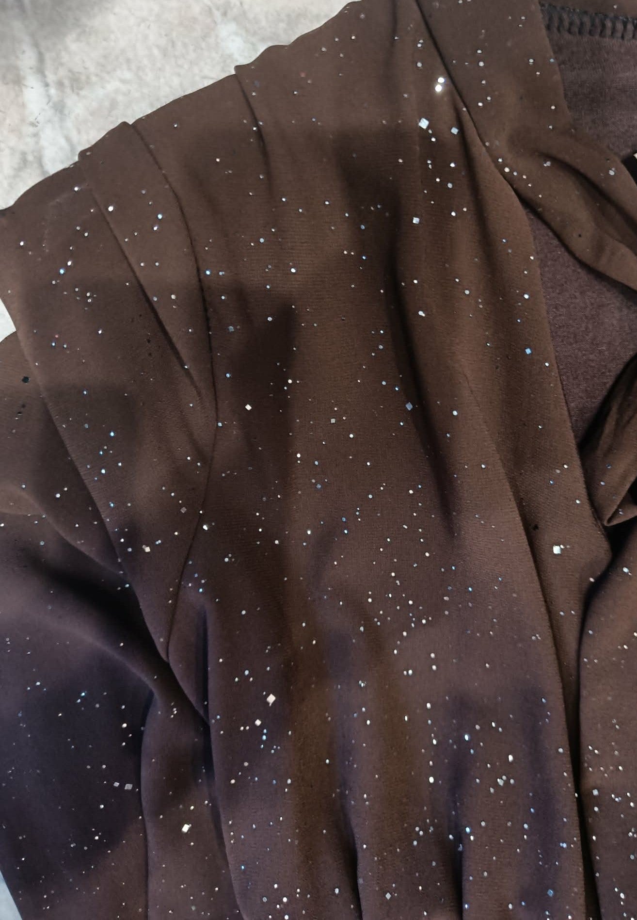 Rochie de Ocazie Marou cu Sclipici și Detalii Plisate