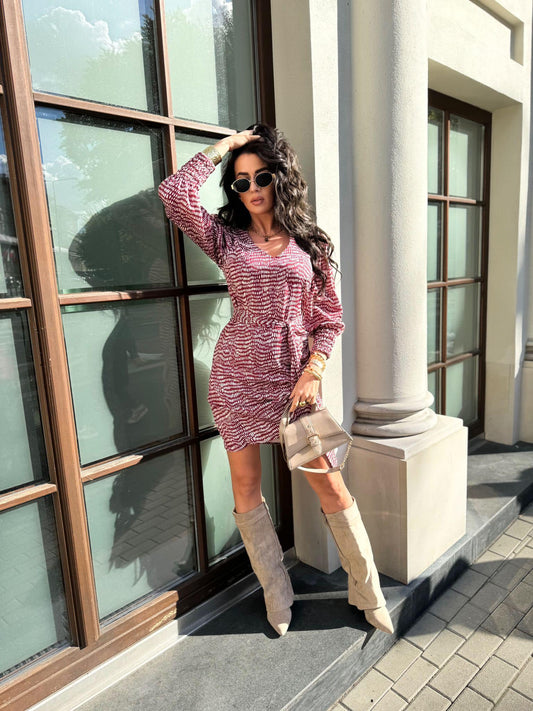 Rochie petrecută de damă cu imprimeu bordo și alb – ținută completă cu cizme bej