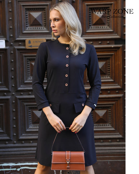 Rochie casual dreaptă de damă neagră, cu nasturi și buzunare cu clapă – vedere din față, cu o geantă maro