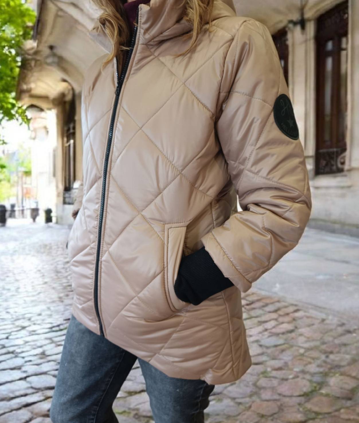 Geacă matlasată cu glugă și mâneci cu inserții tricotate