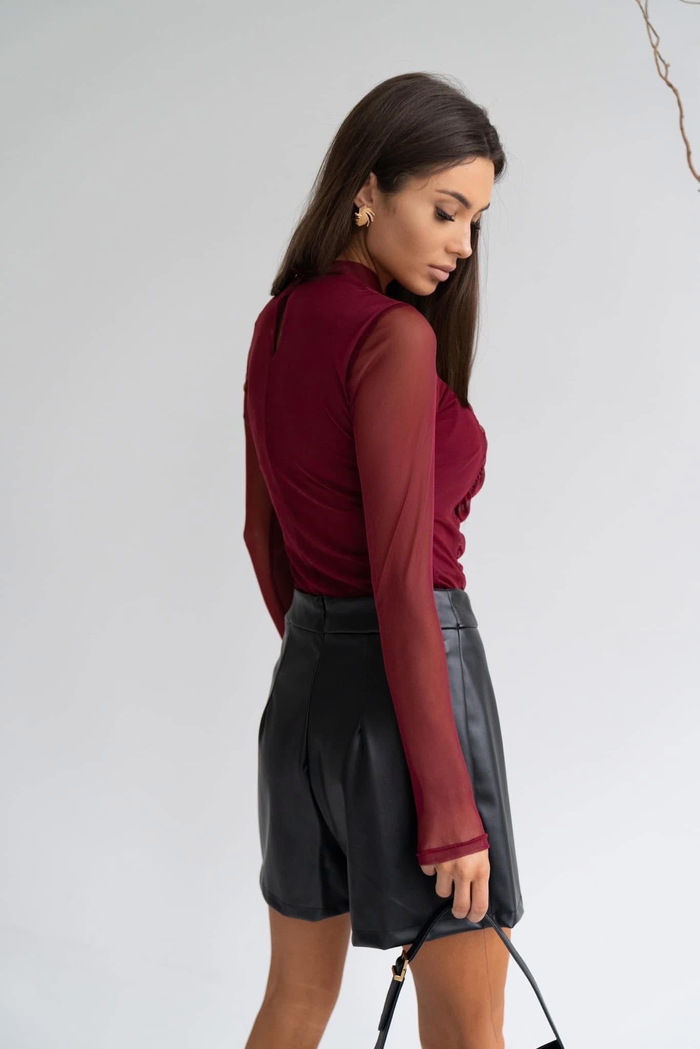 Bluză Elegantă Vișinie cu Detalii Drapeate și Mâneci din Mesh