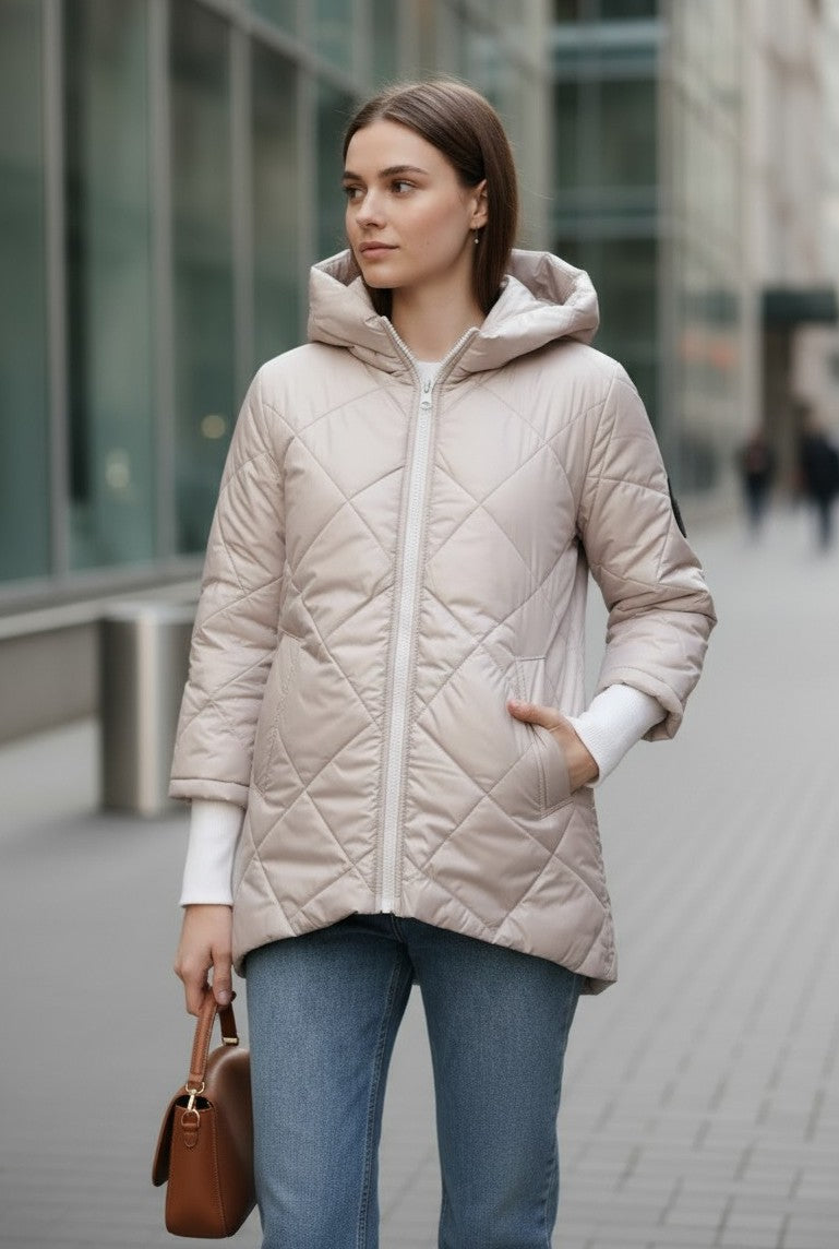 Geacă matlasată de damă gri deschis, purtată cu jeans – vedere din lateral