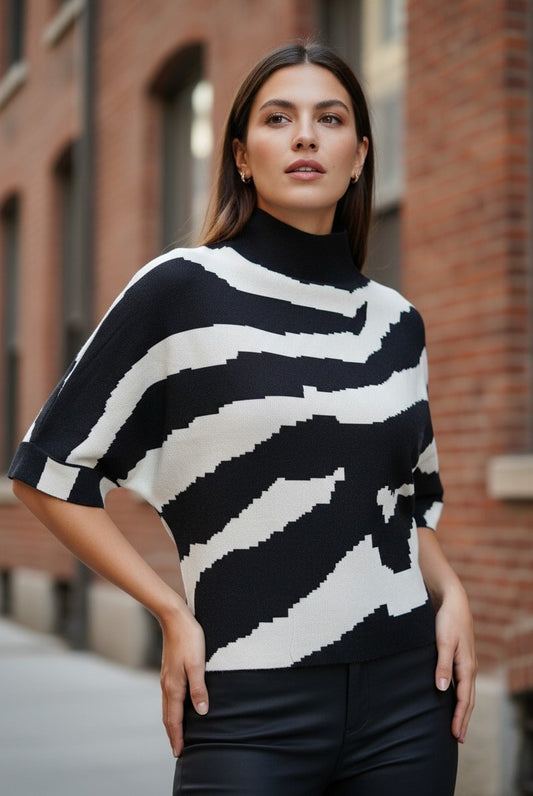 Pulover tricotat de damă cu mânecă scurtă, imprimeu zebra alb-negru – vedere din față, cu pantaloni negri