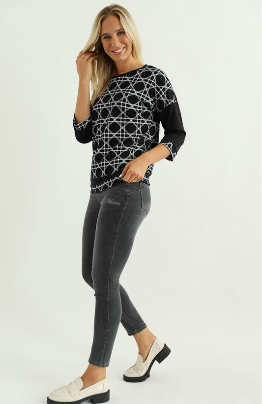 Bluză de damă neagră cu alb, cu imprimeu geometric și mâneci trei-sferturi – ținută completă cu jeans