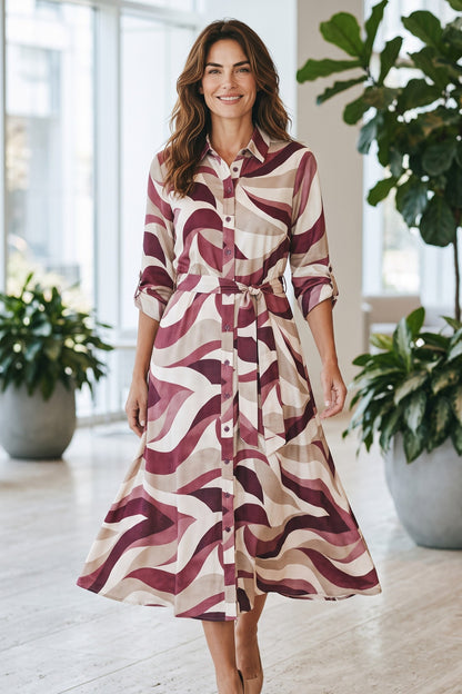 Rochie midi tip cămașă de damă bordo cu imprimeu abstract și cordon – purtată