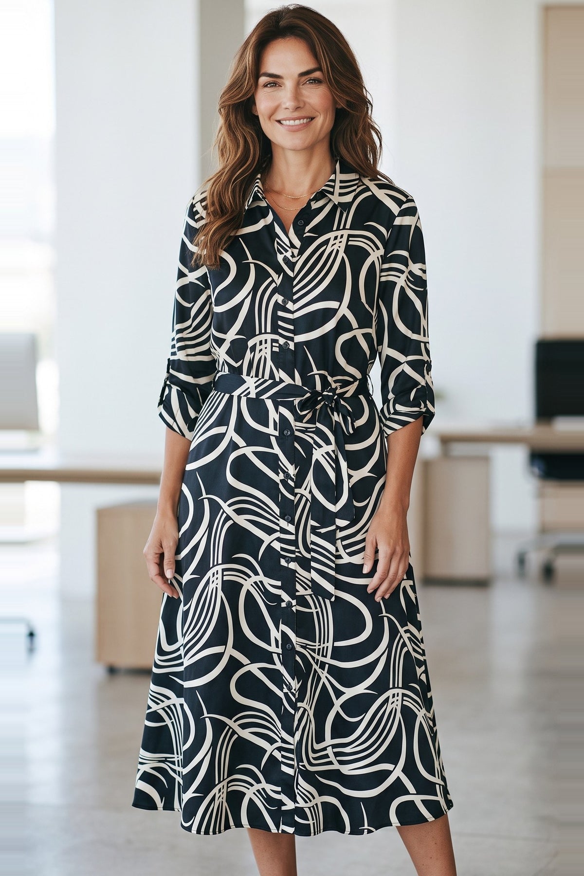 Rochie tip cămașă de damă neagră cu imprimeu abstract, guler cămașă – purtată