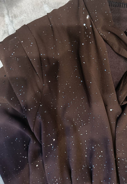 Rochie de Ocazie Marou cu Sclipici și Detalii Plisate