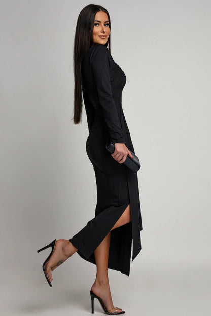 Rochie Elegantă Neagră cu Drapaje și Broșă Florală