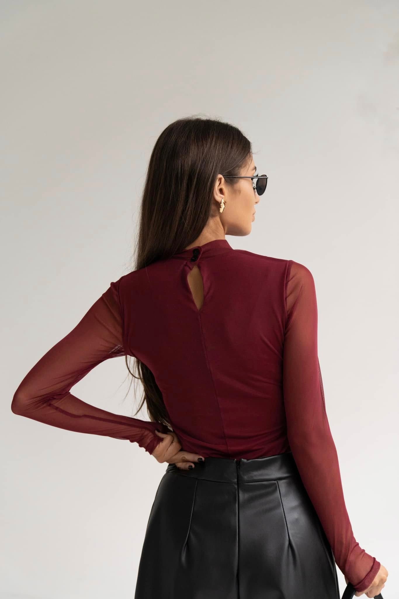 Bluză Elegantă Vișinie cu Detalii Drapeate și Mâneci din Mesh