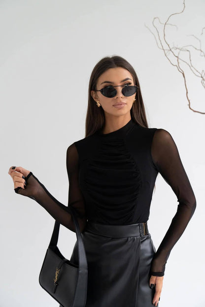 Bluză Elegantă Neagră cu Detalii Drapeate și Mâneci din Mesh