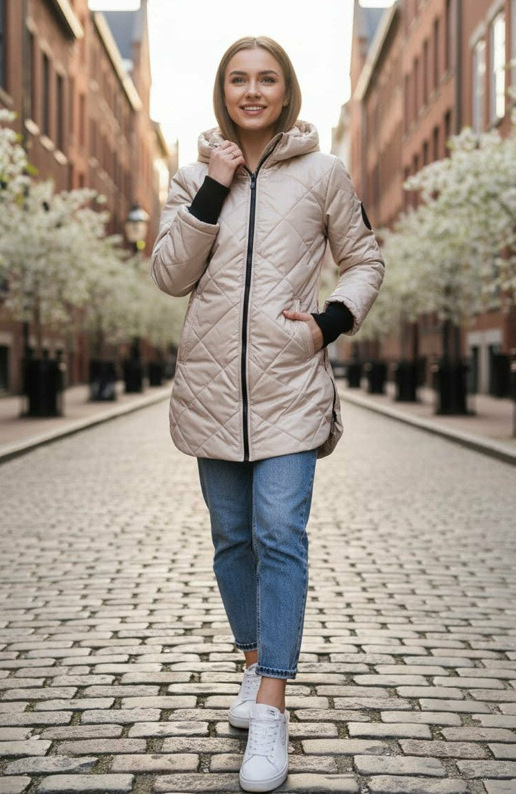 Geacă matlasată de damă bej – ținută completă cu jeans și sneakers albi