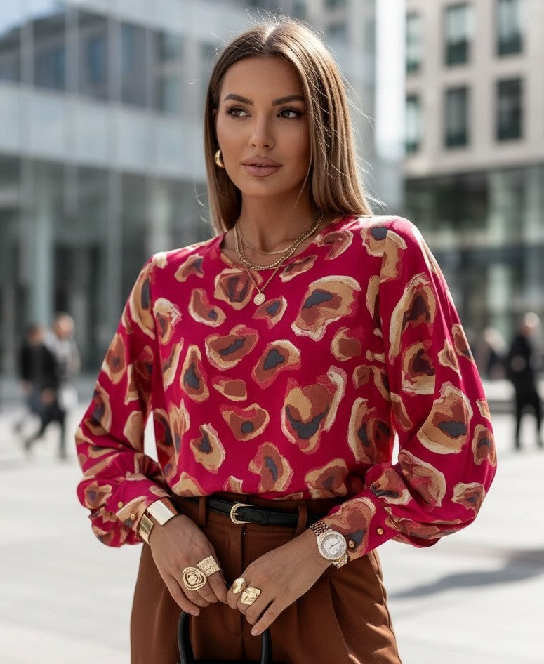 Bluză lejeră de damă fucsia – vedere din față, cu pantaloni maro