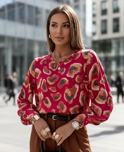 Bluză lejeră de damă fucsia – vedere din față, cu pantaloni maro