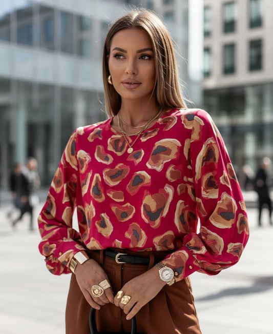 Bluză lejeră de damă fucsia – vedere din față, cu pantaloni maro