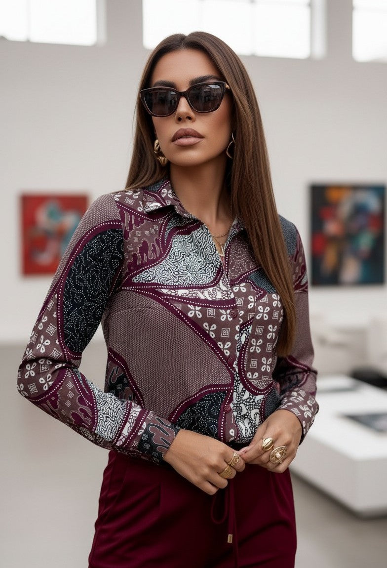 Cămașă elegantă de damă cu imprimeu patchwork bordo – vedere din față, în oraș