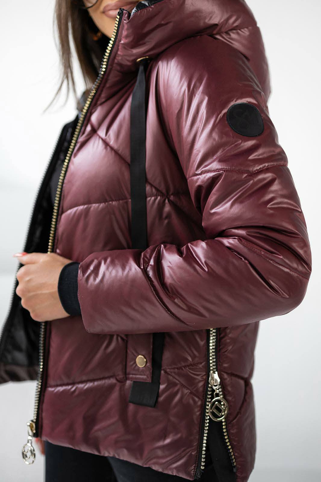 Geacă scurtă matlasată cu fermoare decorative