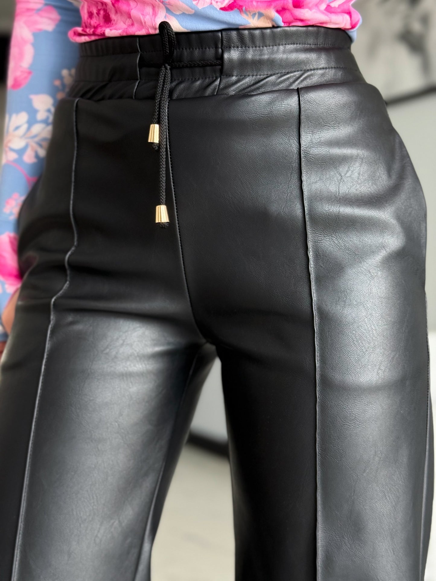 Pantaloni Evazați din Piele Ecologică – Neagră