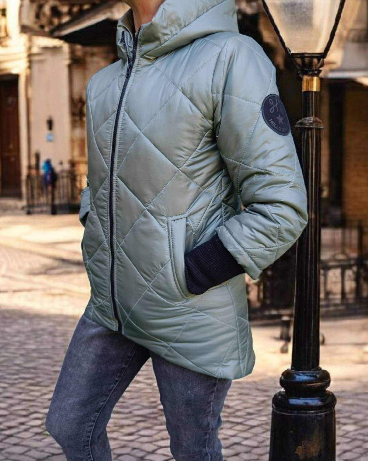 Geacă matlasată cu glugă și mâneci cu inserții tricotate