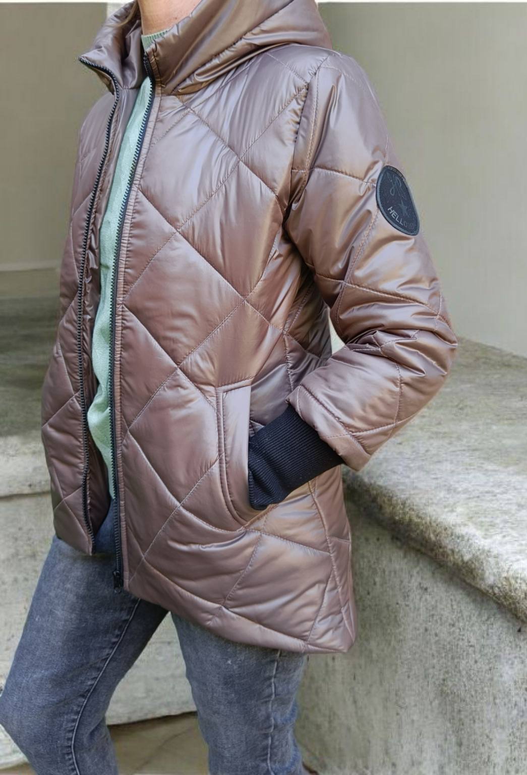 Geacă matlasată cu glugă și mâneci cu inserții tricotate