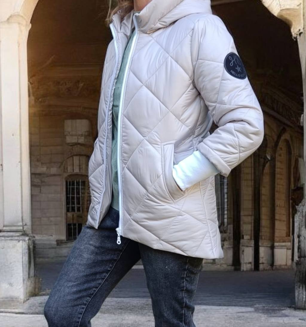 Geacă matlasată cu glugă și mâneci cu inserții tricotate