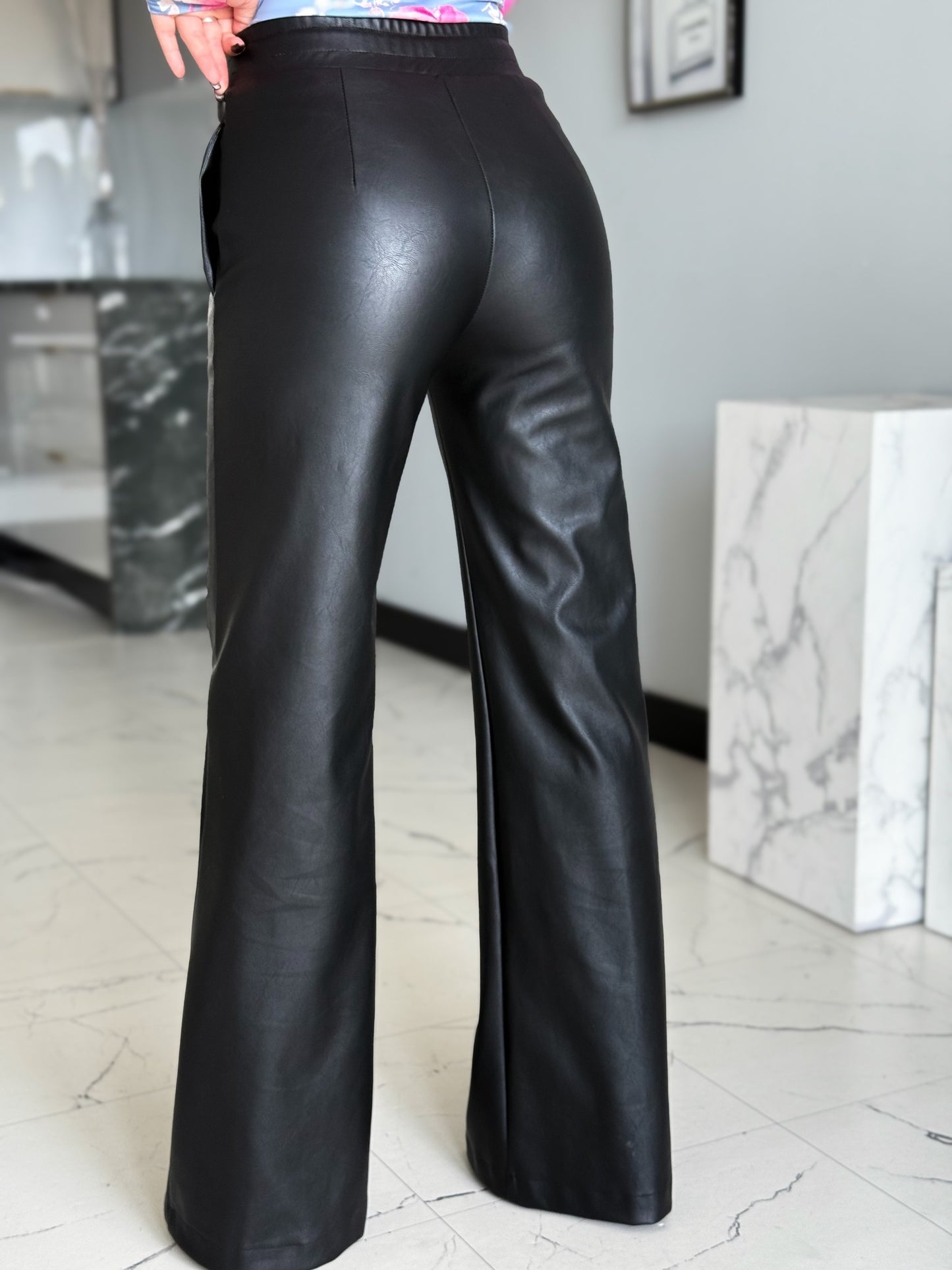 Pantaloni Evazați din Piele Ecologică – Neagră