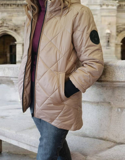 Geacă matlasată cu glugă și mâneci cu inserții tricotate