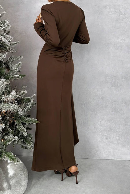 Rochie Elegantă Maro ciocolatiu cu Drapaje și Broșă Florală