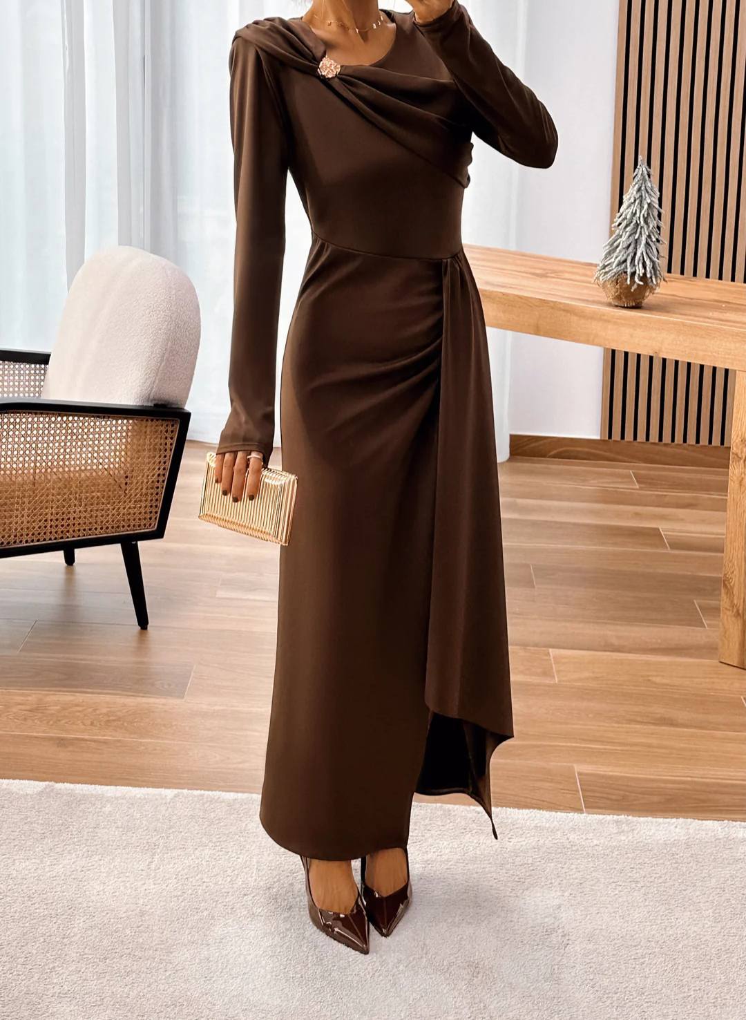 Rochie Elegantă Maro ciocolatiu cu Drapaje și Broșă Florală