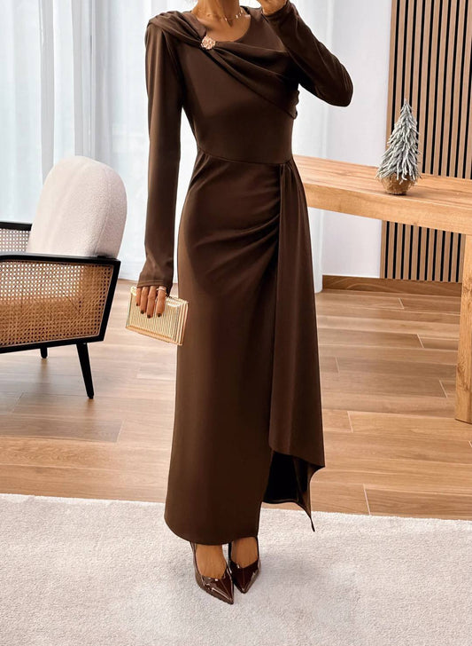 Rochie Elegantă Maro ciocolatiu cu Drapaje și Broșă Florală