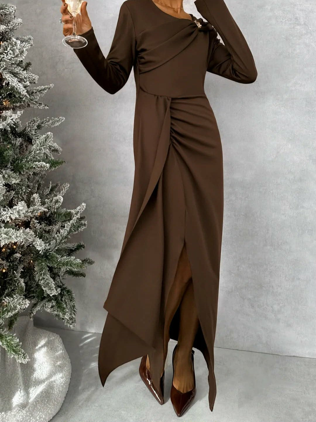 Rochie Elegantă Maro ciocolatiu cu Drapaje și Broșă Florală