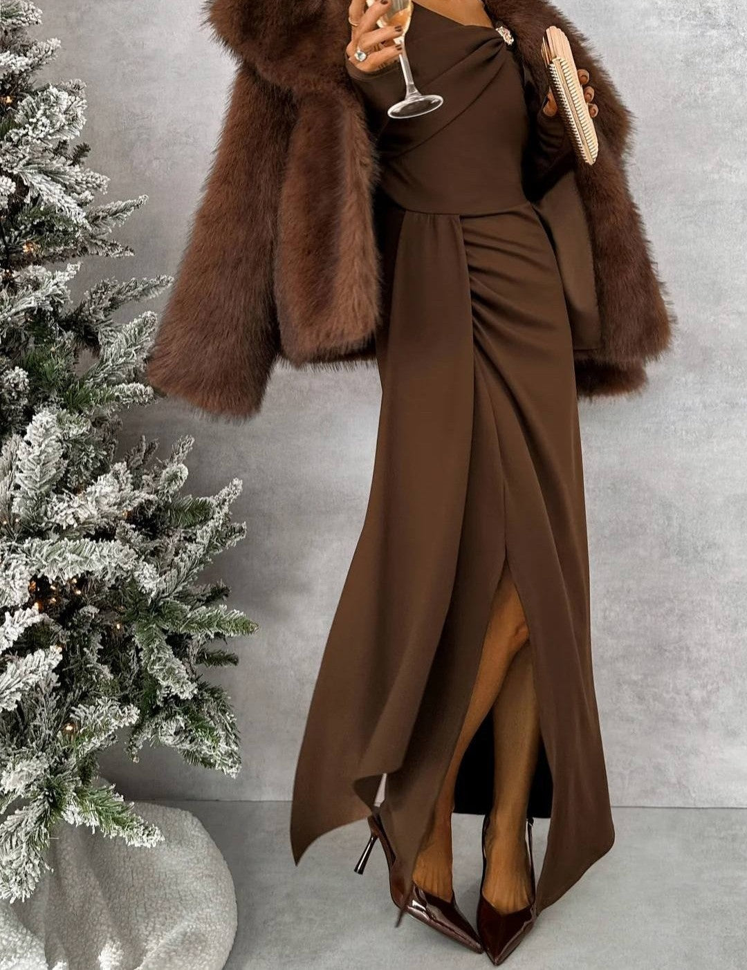 Rochie Elegantă Maro ciocolatiu cu Drapaje și Broșă Florală