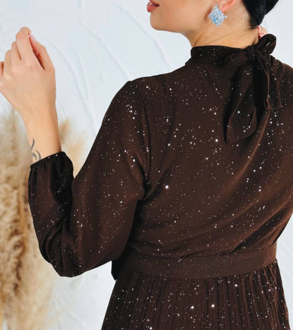 Rochie de Ocazie Marou cu Sclipici și Detalii Plisate