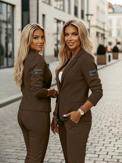 Compleu casual de damă cu sacou și pantaloni, maro ciocolatiu – două modele, din spate și din față