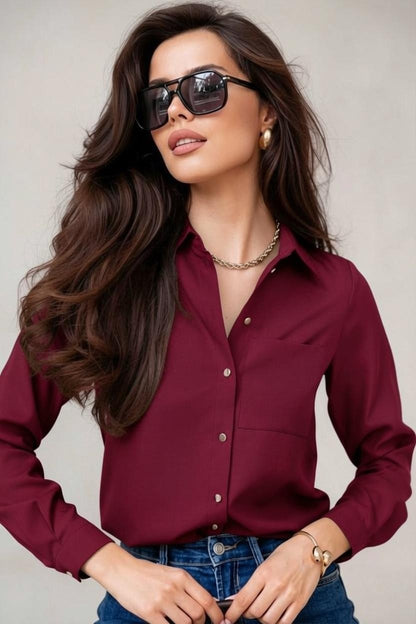 Cămașă elegantă de damă bordo – purtată cu jeans