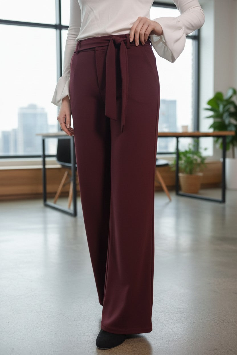 Pantaloni office evazați de damă cu cordon, bordo – vedere din față, la birou