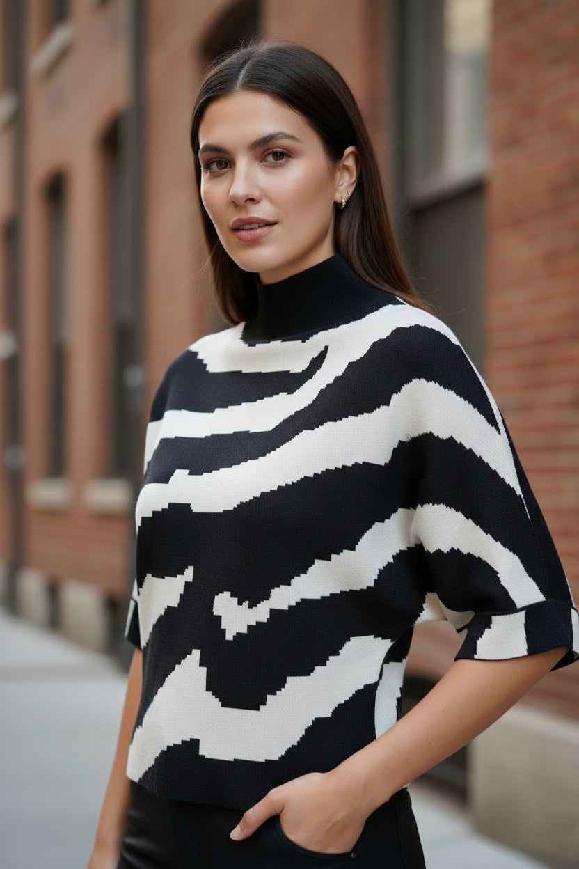Pulover tricotat de damă cu mânecă scurtă, imprimeu zebra alb-negru – vedere din față