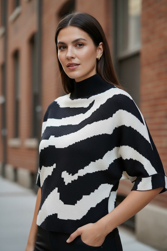 Pulover tricotat de damă cu mânecă scurtă, imprimeu zebra alb-negru – vedere din față