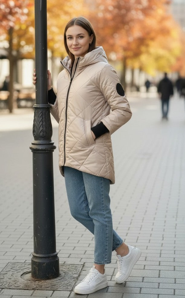 Geacă matlasată de damă bej – ținută completă cu jeans și sneakers albi