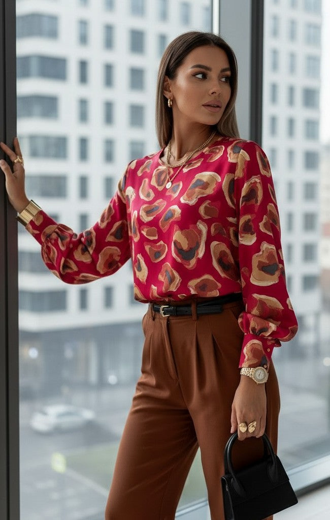 Bluză lejeră de damă fucsia – vedere din lateral, în oraș