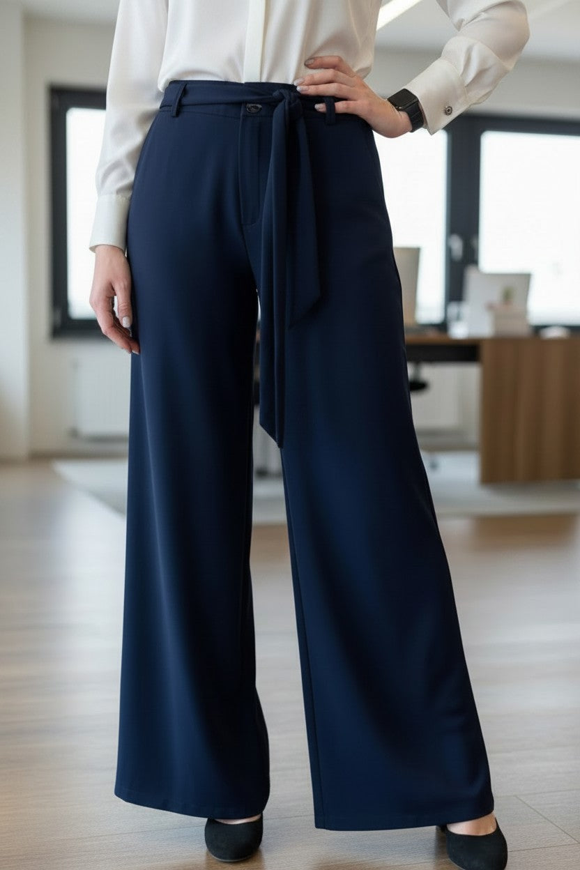 Pantaloni office evazați de damă cu cordon, bleumarin – vedere din față, întreagă