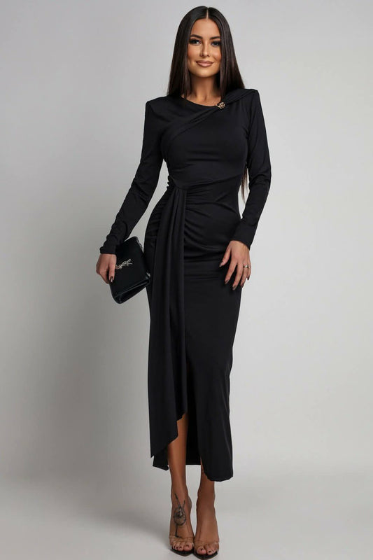 Rochie Elegantă Neagră cu Drapaje și Broșă Florală