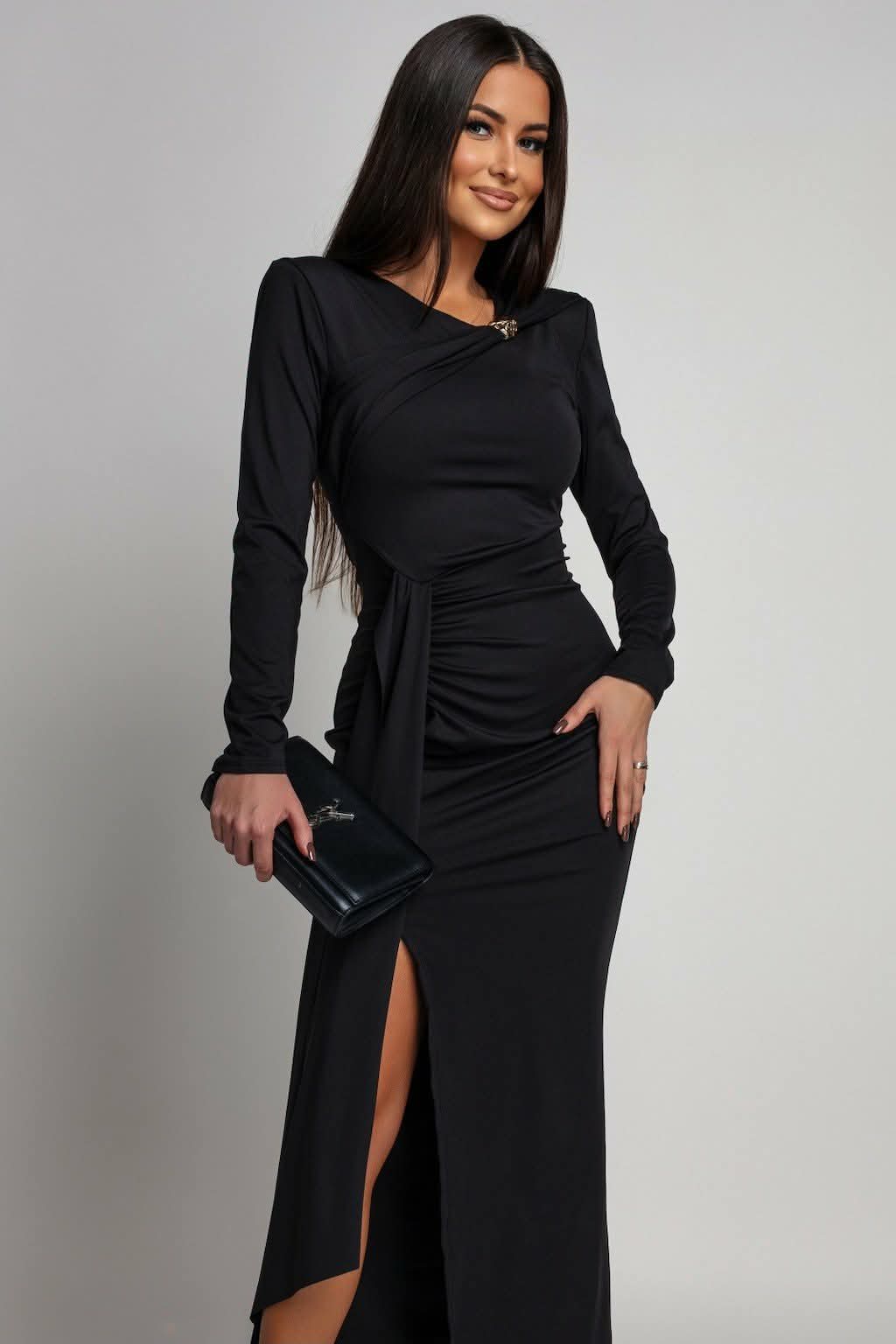 Rochie Elegantă Neagră cu Drapaje și Broșă Florală