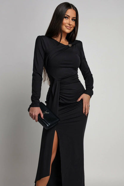 Rochie Elegantă Neagră cu Drapaje și Broșă Florală