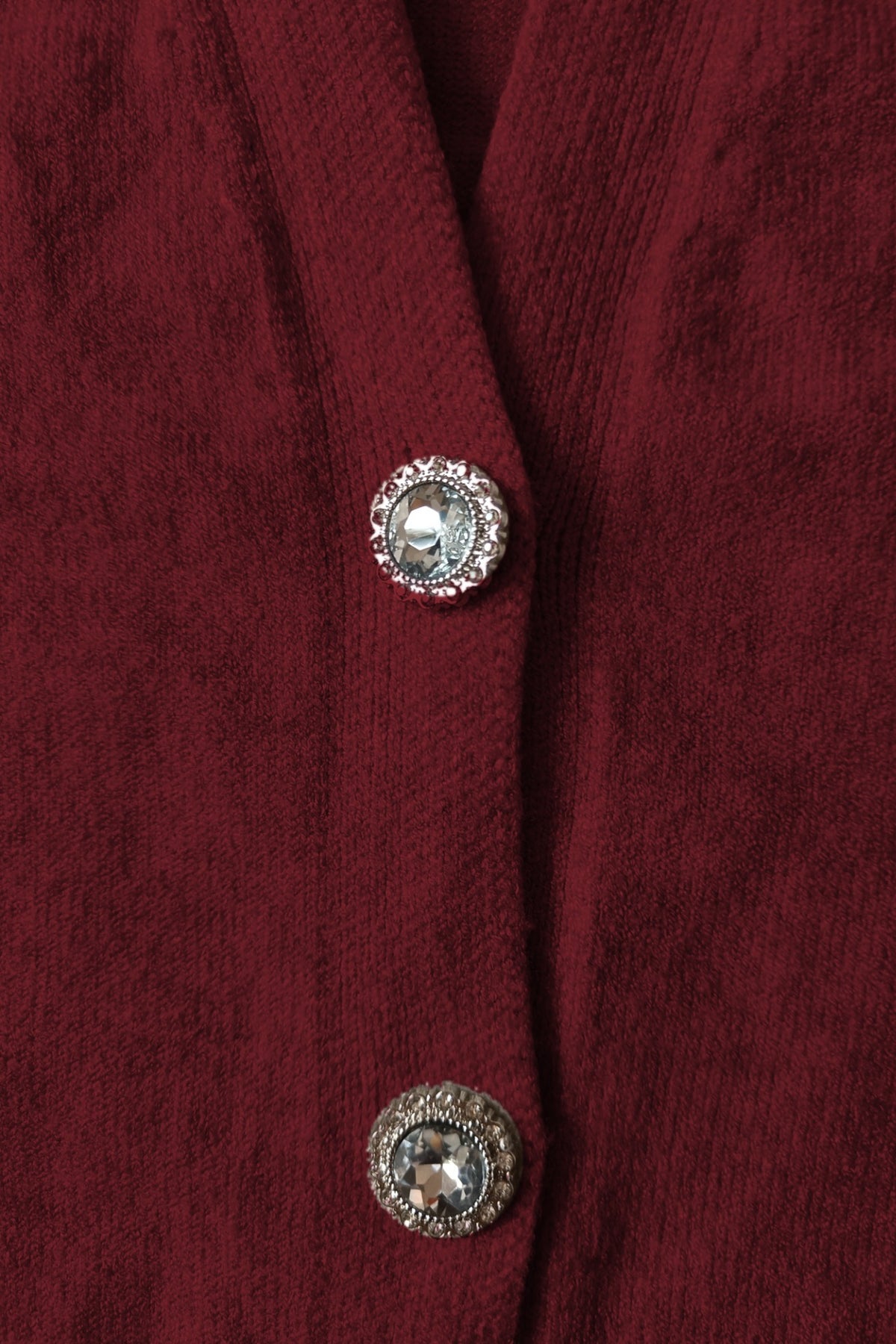 Cardigan tricotat de damă bordo, nasturi argintii cu cristale – detaliu
