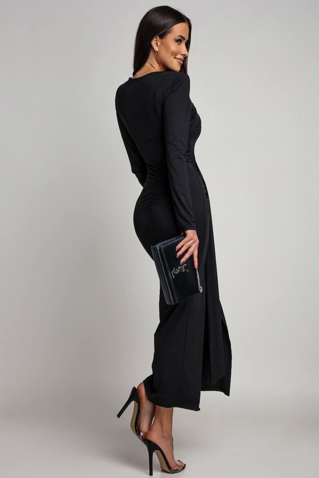 Rochie Elegantă Neagră cu Drapaje și Broșă Florală