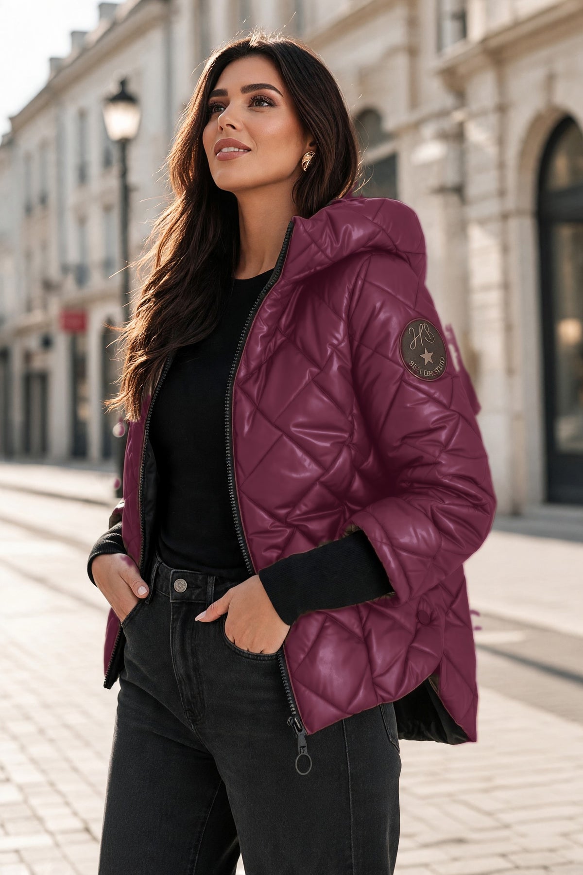 Geacă matlasată de damă bordo, deschisă, cu manșete tricotate – purtată