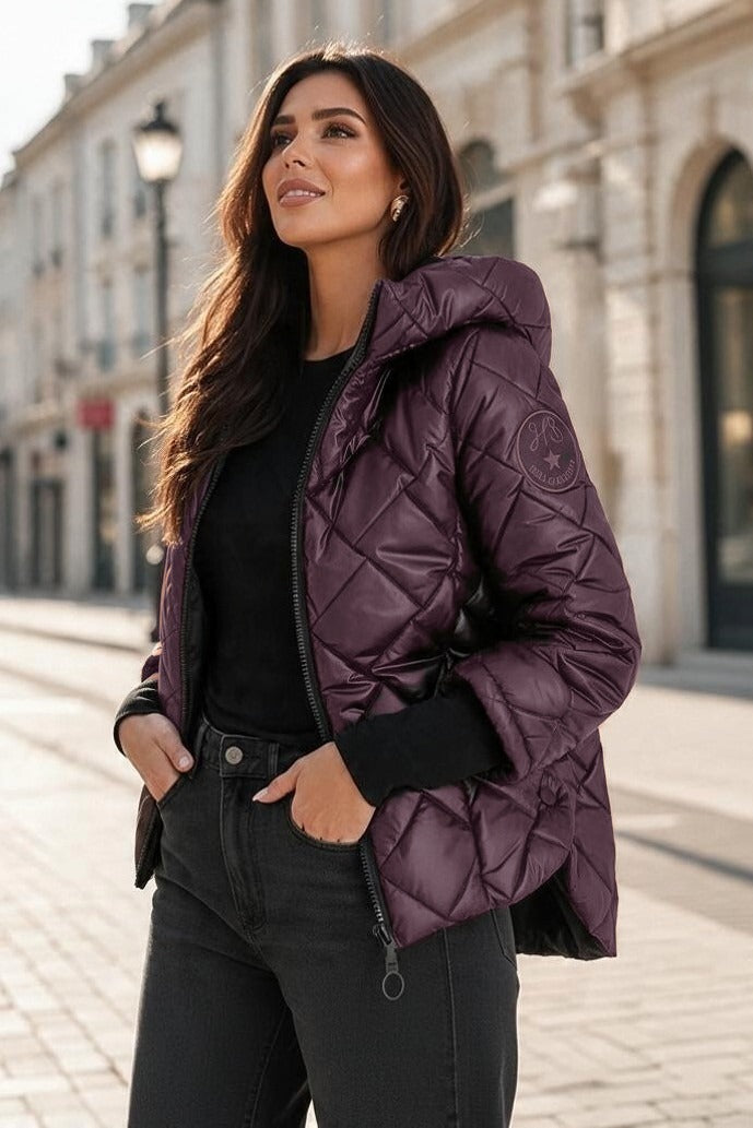 Geacă matlasată de damă burgundy, deschisă, cu manșete tricotate – purtată