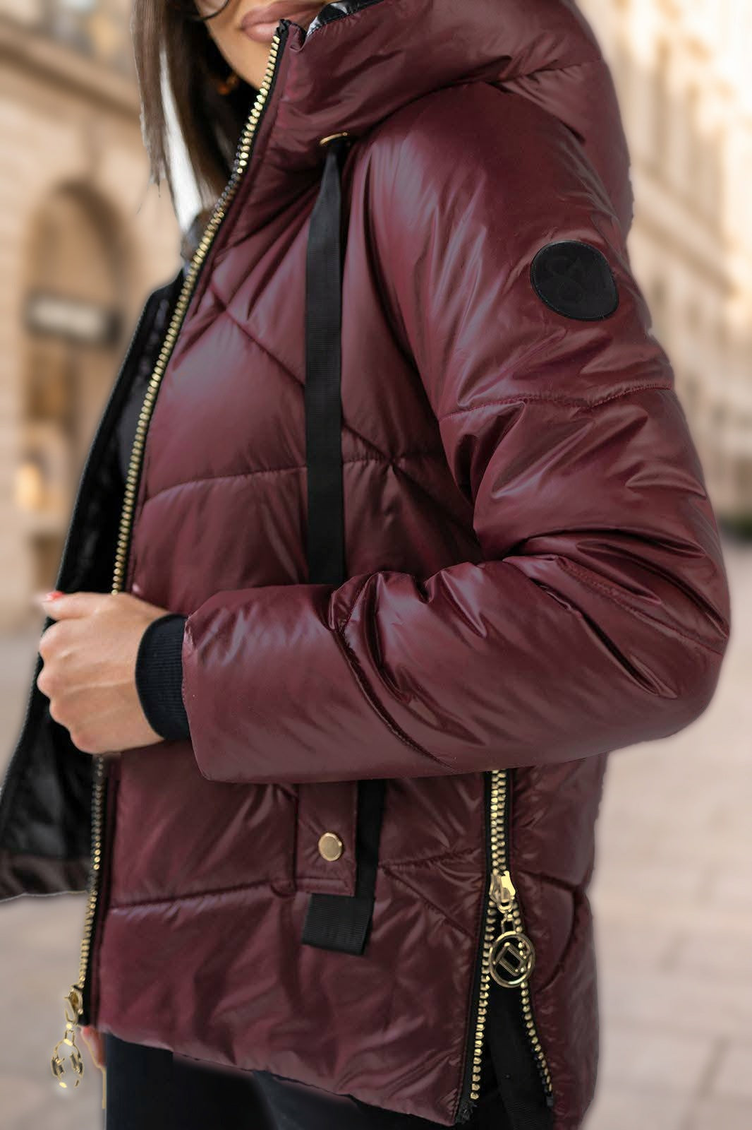 Geacă scurtă matlasată de damă bordo – detaliu mânecă, buzunar și fermoar lateral