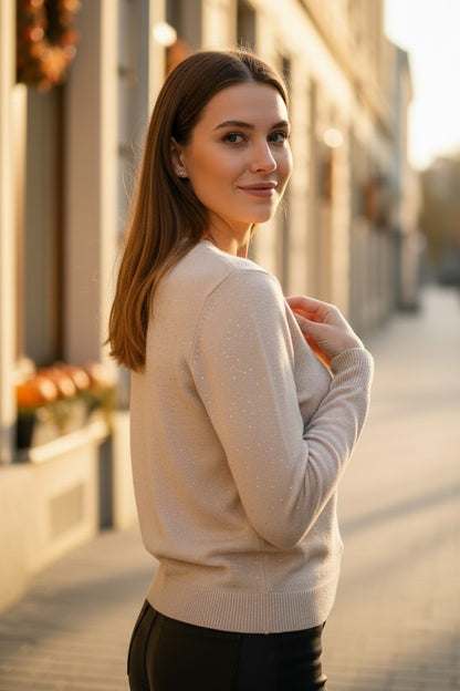 Pulover tricotat de damă bej cu mâneci lungi și paiete discrete – purtată