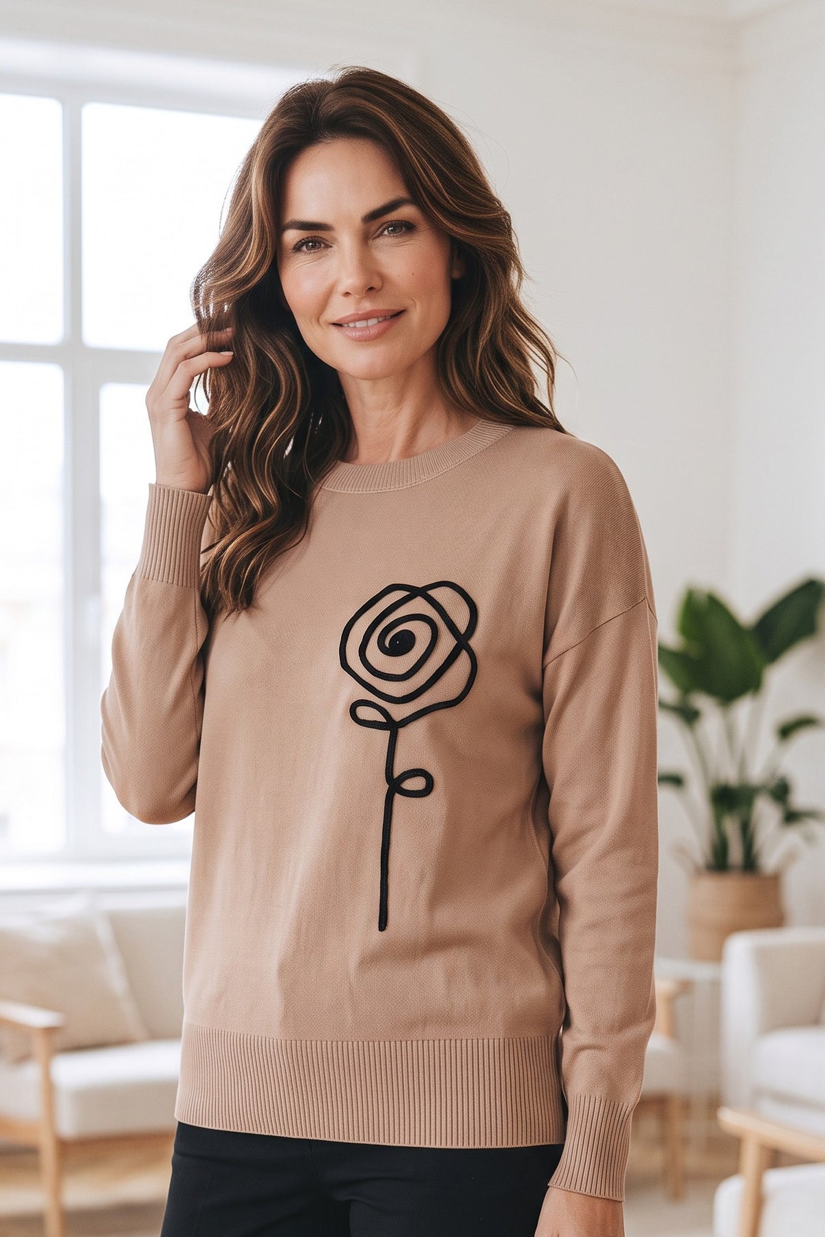 Pulover tricotat de damă camel cu trandafir negru – purtată, din lateral